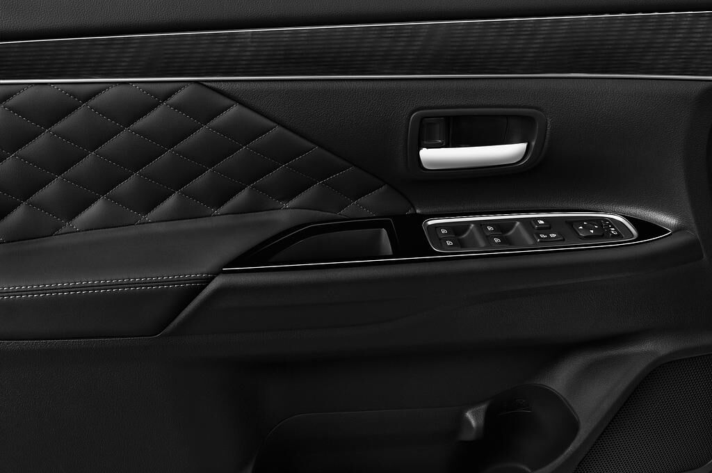 Mitsubishi Outlander Plug-in Hybrid (Baujahr 2018) Plus 5 Türen Bedienungselemente Tür