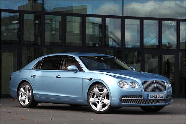 Von vorne ist der Flying Spur weiterhin eindeutig als Mitglied der Continental-Familie auszumachen, auch wenn dieser Namensbestandteil jetzt aus der Typenbezeichnung getilgt wurde