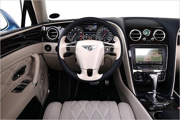 Leder, Holz und Chrom, wohin das Auge blickt: Das elegante Cockpit des Flying Spur