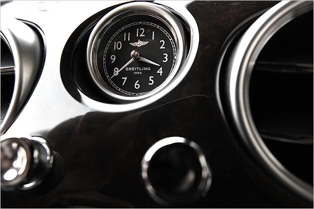 Feines Detail: In der Mittelkonsole sitzt eine Analog-Uhr aus dem Hause Breitling