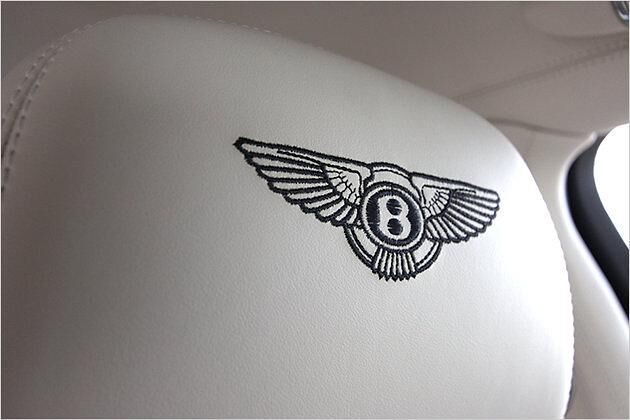 In jede Kopfstütze ist ein Bentley-Logo gestickt