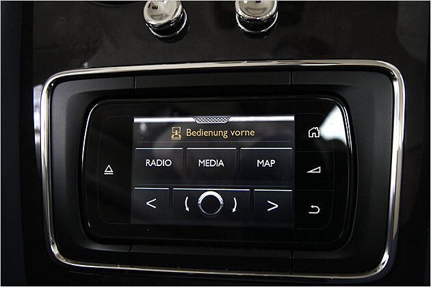 Der Chauffierte gibt den Ton an: Soundanlage und Navigation lassen sich auch vom Fond aus steuern