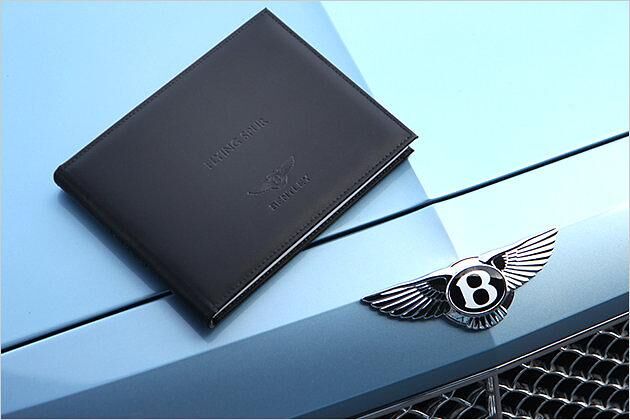 Edel bis ins kleinste Detail: Das Handbuch des Flying Spur ist in feines Leder gehüllt