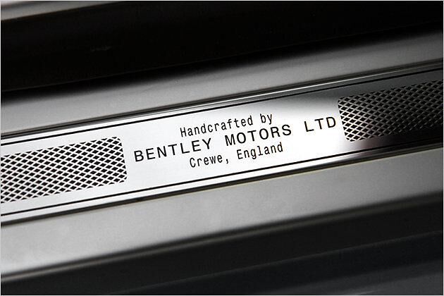 Die Einstiegsleiste verrät, dass bei Bentley im englischen Crewe noch überwiegend von Hand gefertigt wird