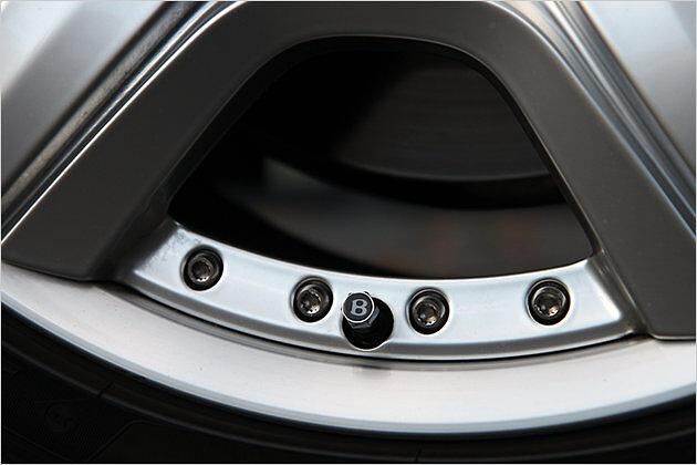 Selbst auf der Ventilkappe findet sich ein kleines Bentley-Logo