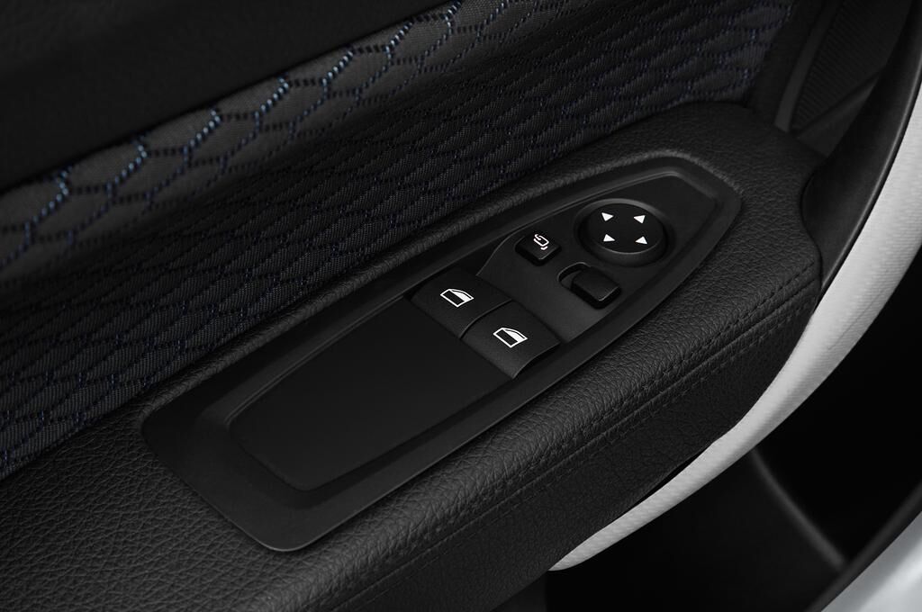 BMW 1 Series (Baujahr 2018) M Sport Ultimate 3 Türen Bedienungselemente Tür