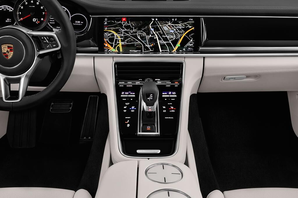 Porsche Panamera (Baujahr 2018) 4S 5 Türen Mittelkonsole