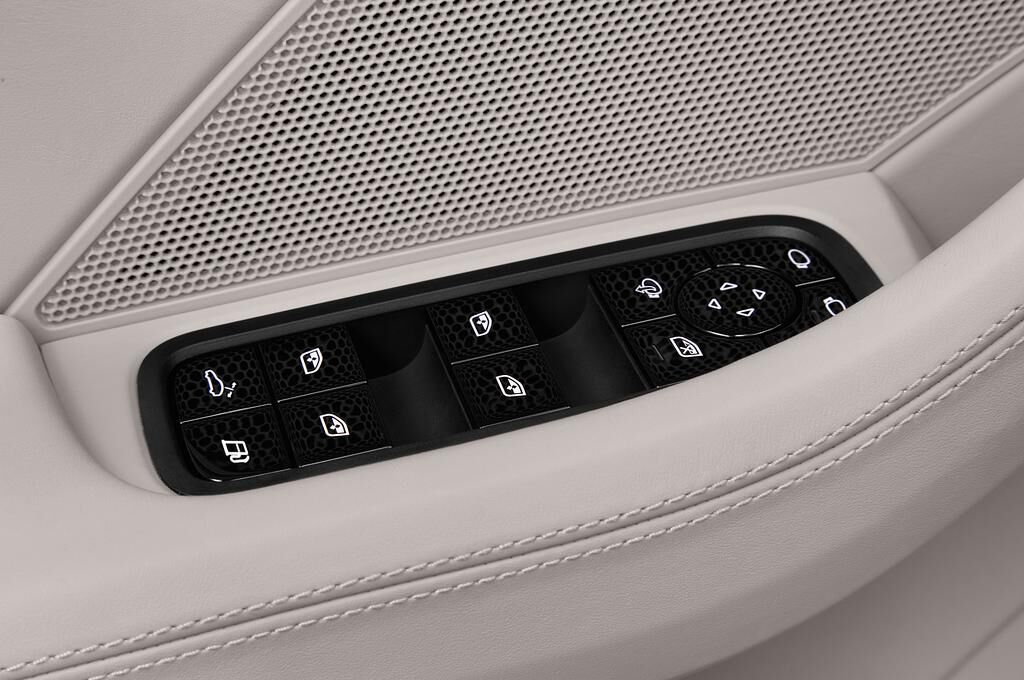 Porsche Panamera (Baujahr 2018) 4S 5 Türen Bedienungselemente Tür