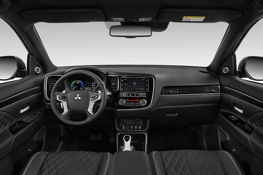 Mitsubishi Outlander PHEV (Baujahr 2019) Top 5 Türen Cockpit und Innenraum
