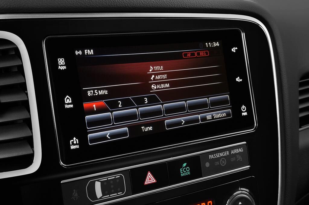 Mitsubishi Outlander PHEV (Baujahr 2019) SE 5 Türen Radio und Infotainmentsystem