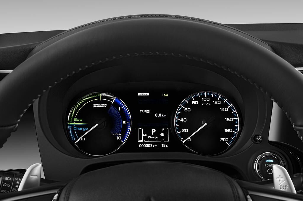 Mitsubishi Outlander PHEV (Baujahr 2019) SE 5 Türen Tacho und Fahrerinstrumente