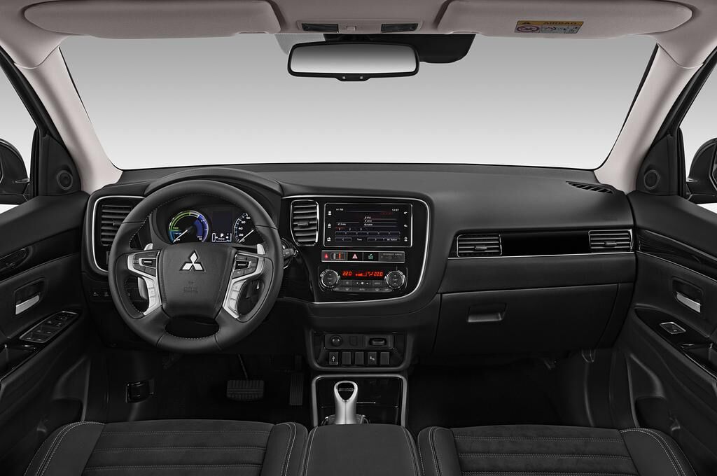 Mitsubishi Outlander PHEV (Baujahr 2019) SE 5 Türen Cockpit und Innenraum