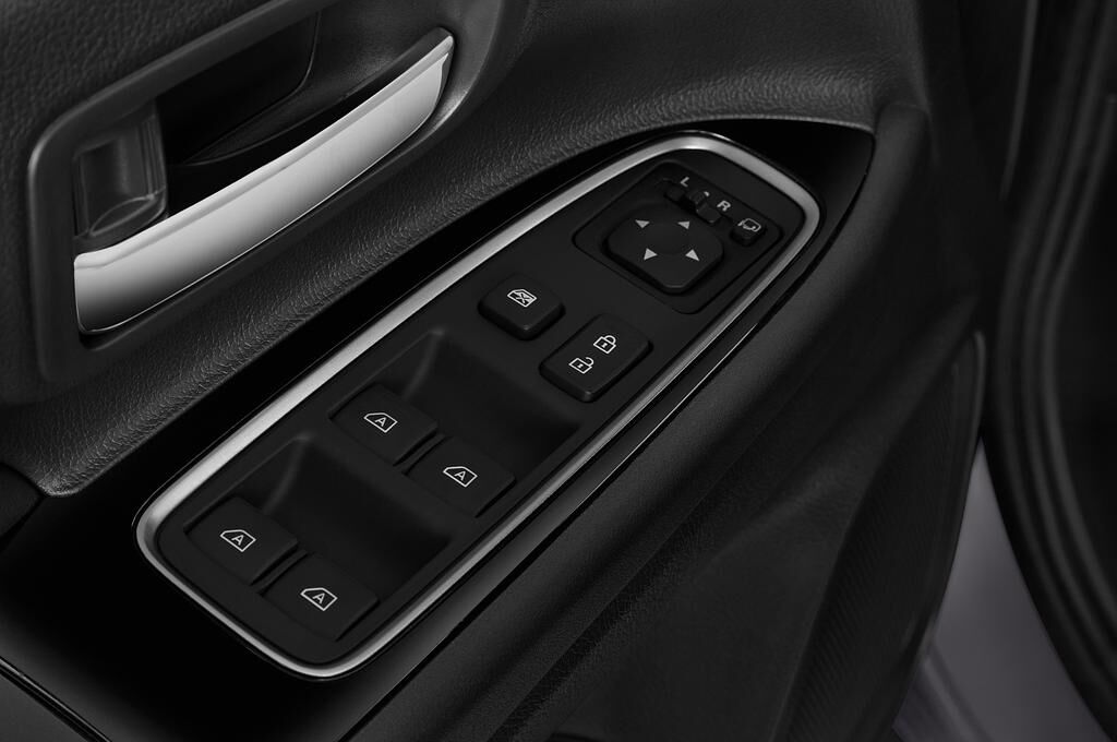 Mitsubishi Outlander PHEV (Baujahr 2019) SE 5 Türen Bedienungselemente Tür