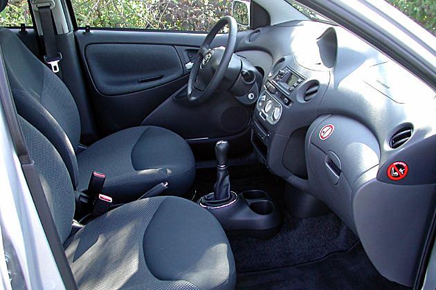 Innenraum: Sitze mit wenig Seitenhalt, geschwungenes Armaturenbrett