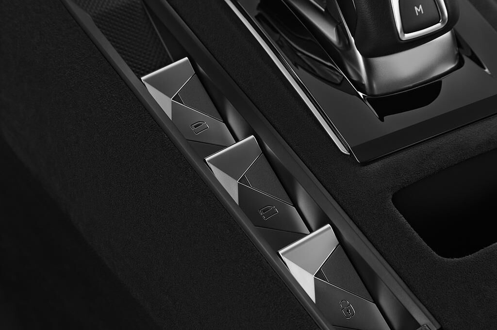 DS DS 7 Crossback (Baujahr 2019) Performance Line 5 Türen Bedienungselemente Tür