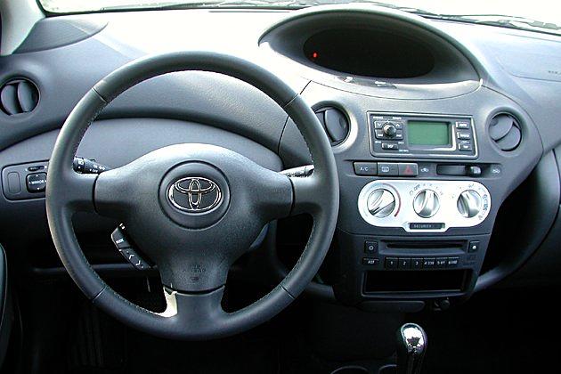 Ungewohnt: Instrumente nicht hinter dem Lenkrad, sondern in der Fahrzeugmitte