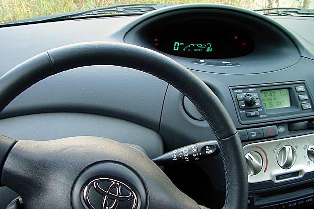 Leuchtanzeige: km/h-Angabe in digitaler Form, Drehzahlmesser und Tankanzeige analog