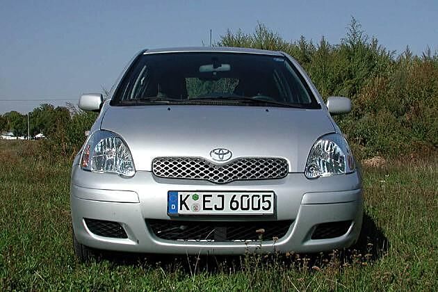 Frontgrill: Bei der Basisausstattung Eco schwarz, bei allen anderen Yaris titanfarben