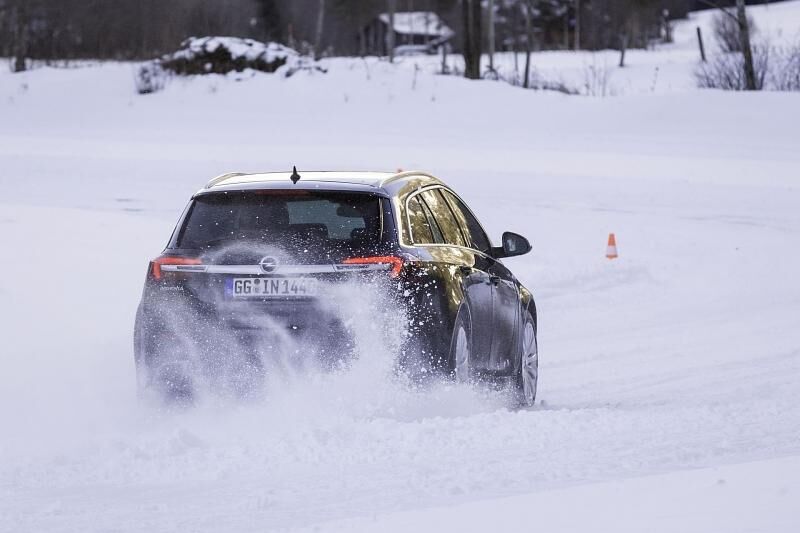 Mit deaktiviertem ESP bleibt der Opel Insignia Sport Tourer OPC beherrschbar