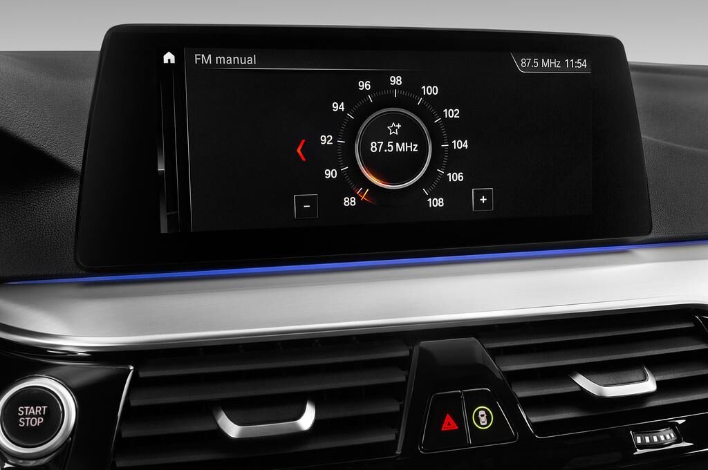 BMW 5 Series Plug-In Hybrid (Baujahr 2018) Sport Line 4 Türen Radio und Infotainmentsystem