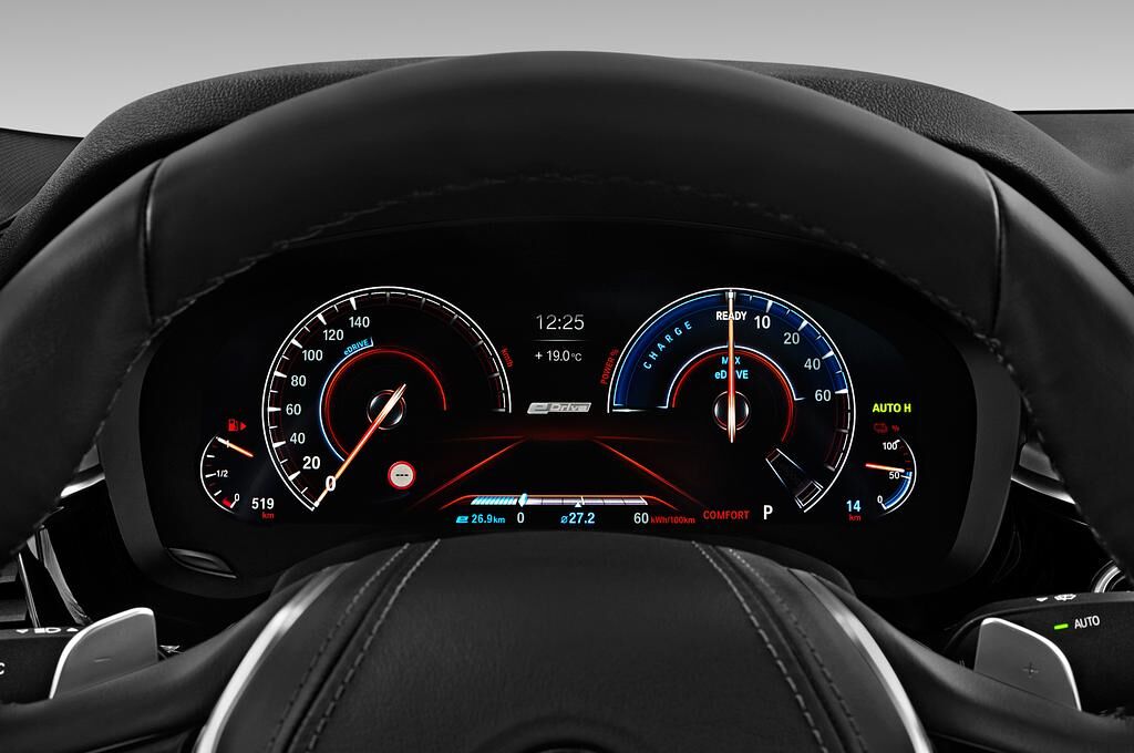 BMW 5 Series Plug-In Hybrid (Baujahr 2018) Sport Line 4 Türen Tacho und Fahrerinstrumente