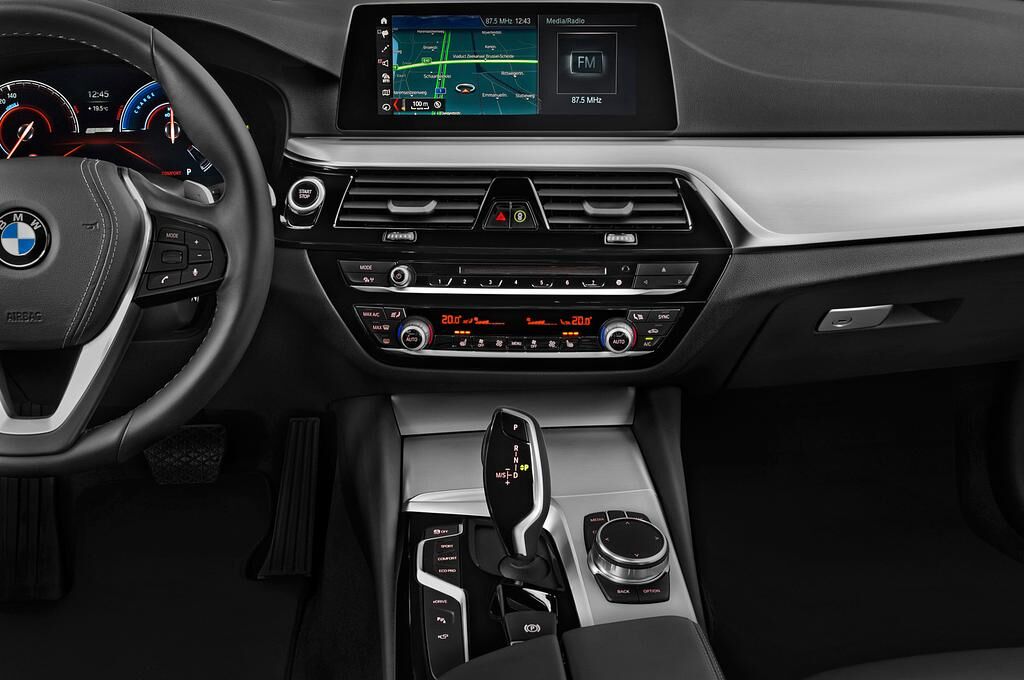 BMW 5 Series Plug-In Hybrid (Baujahr 2018) Sport Line 4 Türen Mittelkonsole