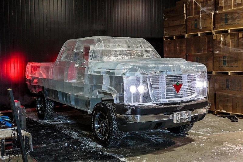 Der Ice Pickup-Truck hat sogar funktionierende Lichter