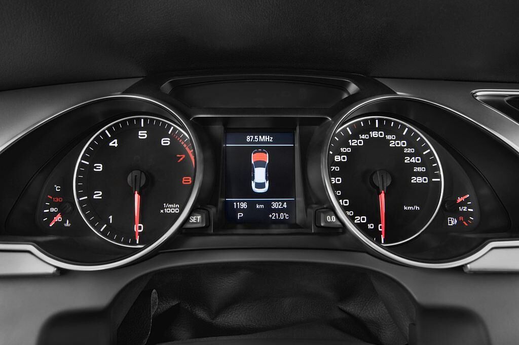 Audi A5 (Baujahr 2011) - 5 Türen Tacho und Fahrerinstrumente
