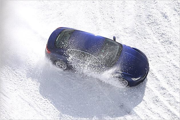 Selbst auf einer Eisfläche mit nur wenig Schnee krallt sich der Q4-Antrieb fest