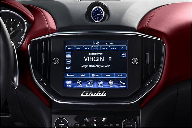 Ein großer Touchscreen dominiert die Mittelkonsole