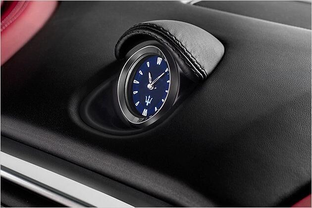 Die ovale Maserati-Uhr darf nicht fehlen