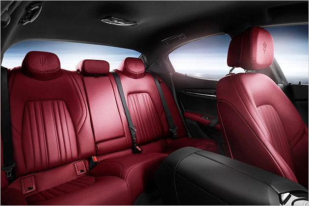 Im Fond ist nicht üppig, aber ausreichend Platz für Kopf und Knie