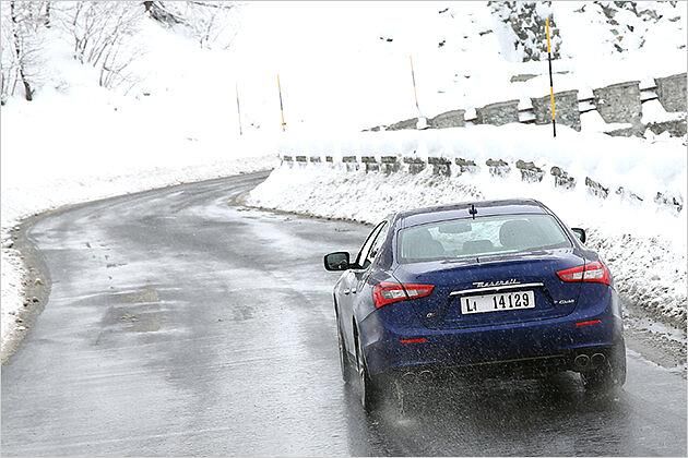 Das Fahrwerk ist straff abgestimmt, bügelt aber Querrillen dennoch gut weg
