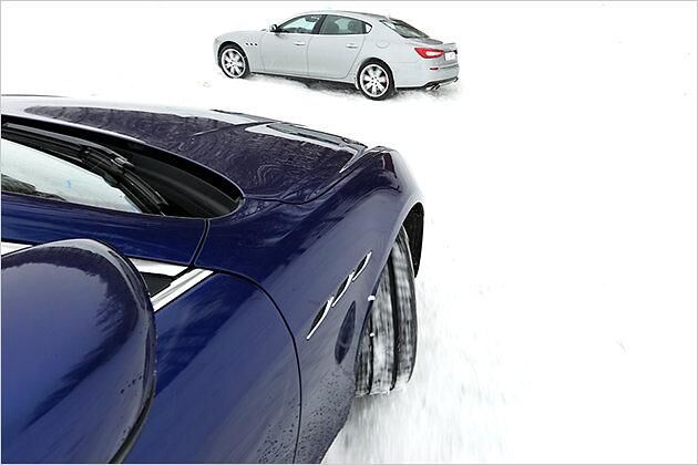 Auch der größere Quattroporte (graues Auto im Bild) ist mit dem Q4-Antrieb zu haben