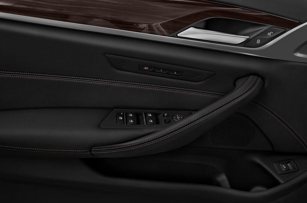 BMW 5 Series (Baujahr 2019) M Sport 4 Türen Bedienungselemente Tür