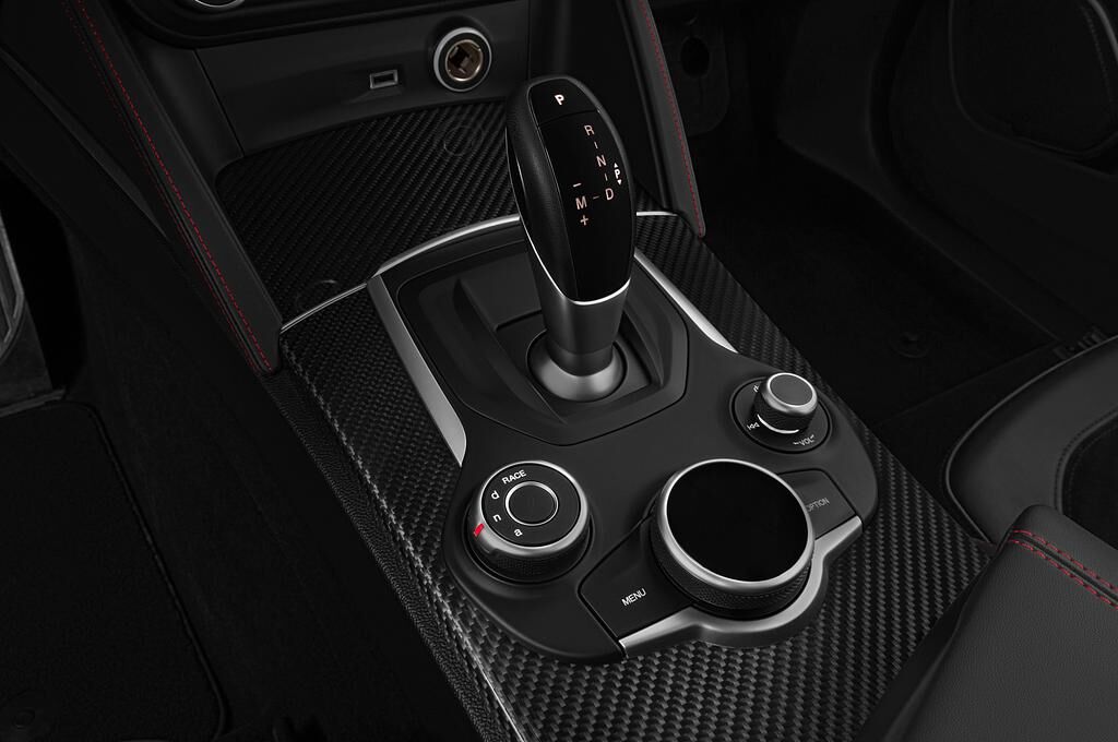 Alfa Romeo Stelvio Quadrifoglio (Baujahr 2019) - 5 Türen Schalthebel