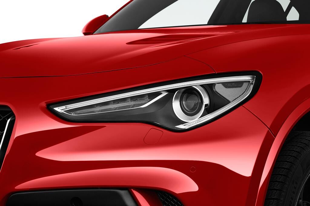 Alfa Romeo Stelvio Quadrifoglio (Baujahr 2019) - 5 Türen Scheinwerfer