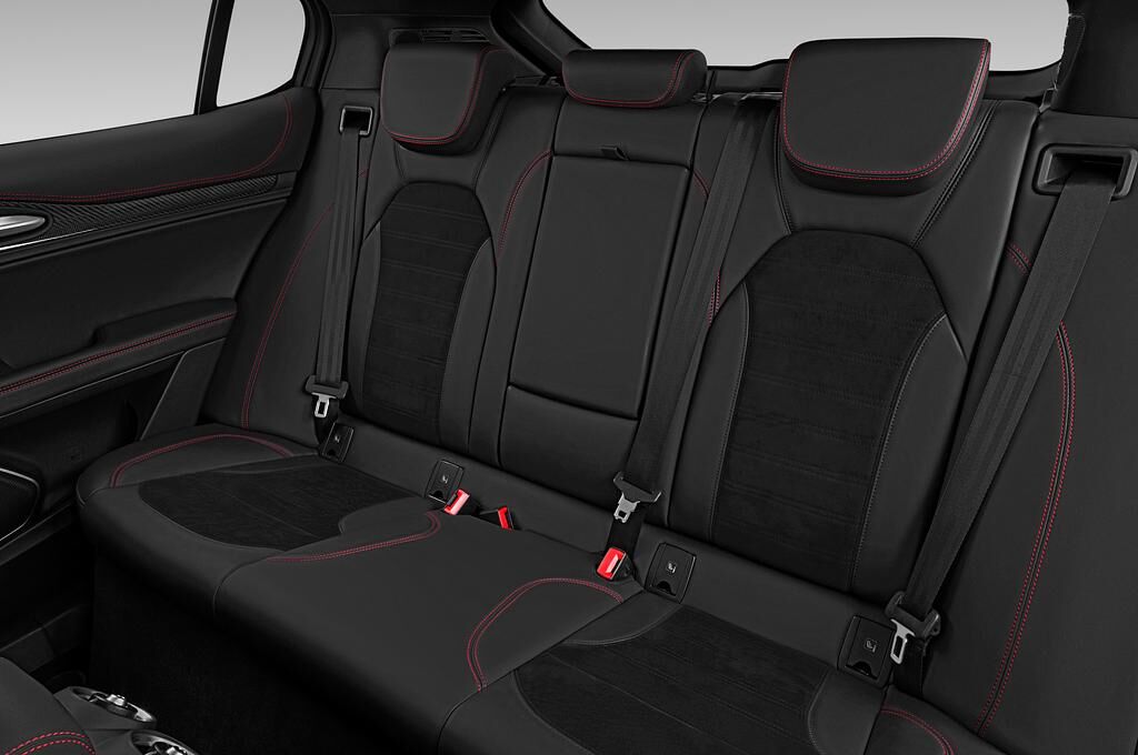 Alfa Romeo Stelvio Quadrifoglio (Baujahr 2019) - 5 Türen Rücksitze