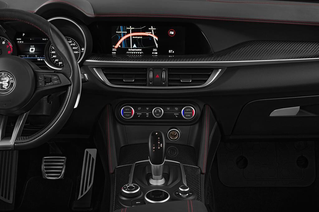 Alfa Romeo Stelvio Quadrifoglio (Baujahr 2019) - 5 Türen Mittelkonsole