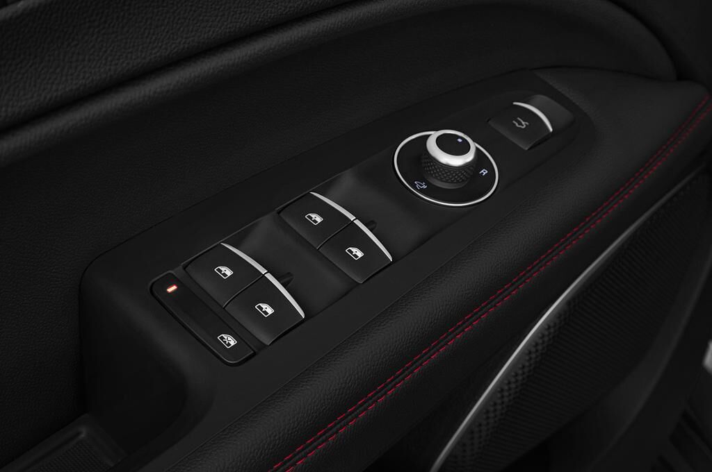 Alfa Romeo Stelvio Quadrifoglio (Baujahr 2019) - 5 Türen Bedienungselemente Tür