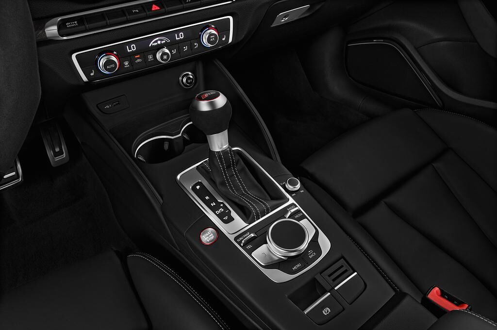 Audi RS 3 (Baujahr 2019) - 4 Türen Schalthebel
