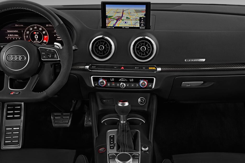 Audi RS 3 (Baujahr 2019) - 4 Türen Mittelkonsole