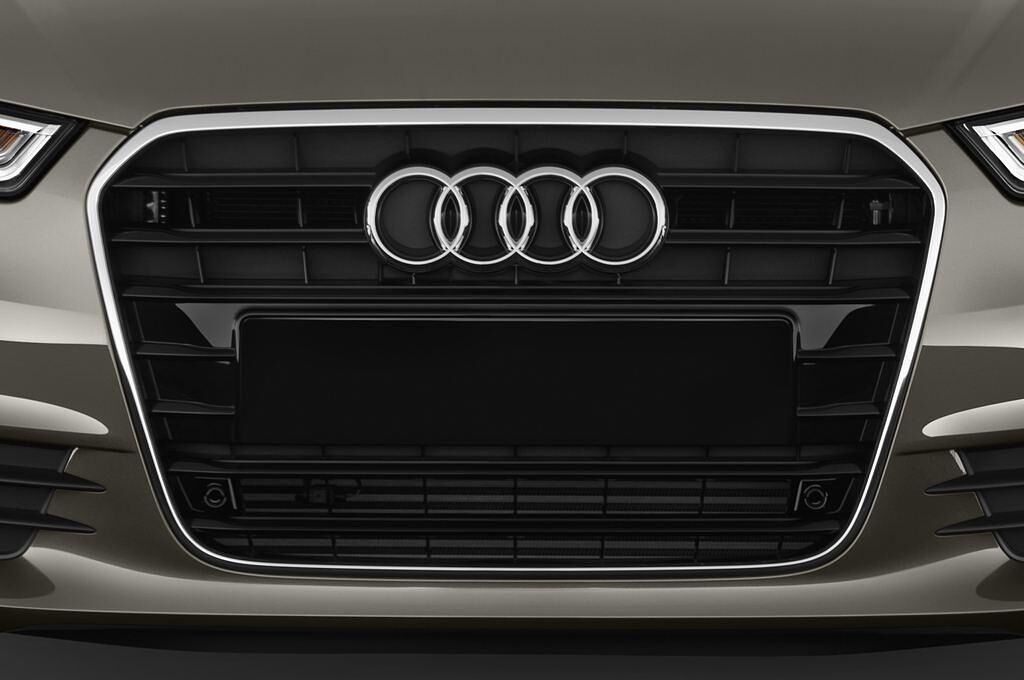 Audi A6 (Baujahr 2012) sport selection 4 Türen Kühlergrill und Scheinwerfer