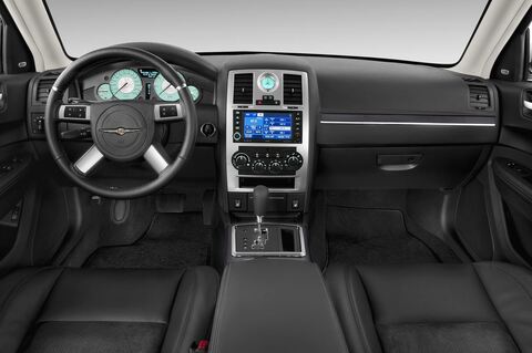 Chrysler 300 (Baujahr 2010) - 5 Türen Cockpit und Innenraum