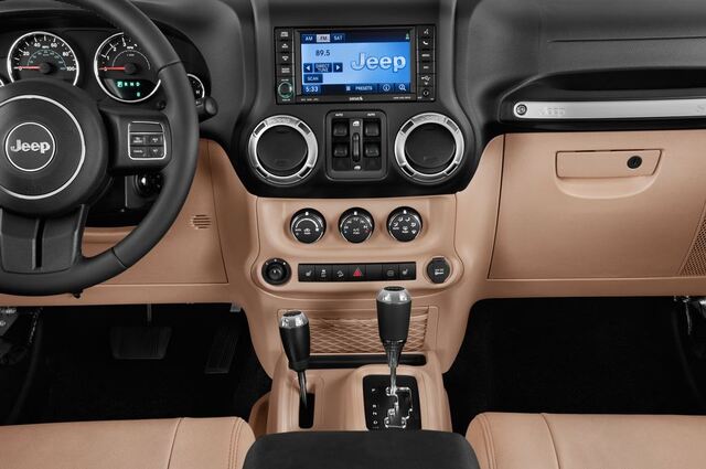 Jeep Wrangler Unlimited (Baujahr 2013) Sahara 5 Türen Mittelkonsole