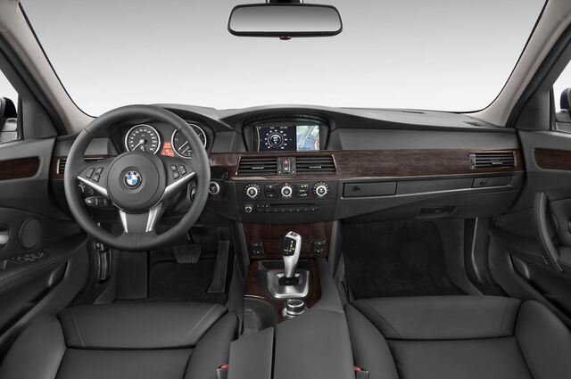 BMW 5 Series (Baujahr 2009) 535d 5 Türen Cockpit und Innenraum