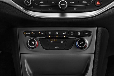 Opel Astra Sports Tourer (Baujahr 2017) Edition 5 Türen Temperatur und Klimaanlage