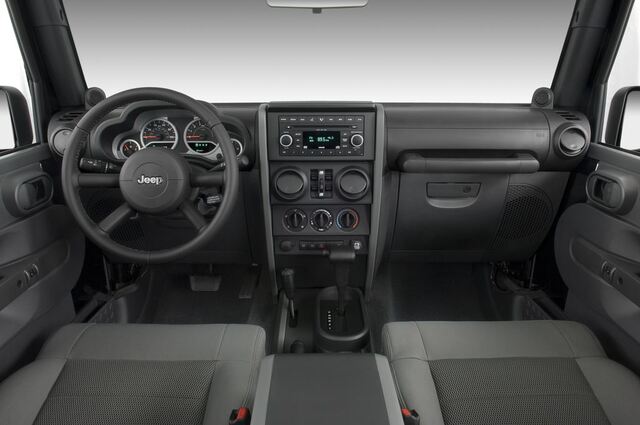 Jeep Wrangler (Baujahr 2010) Unlimited Rubicon Auto 5 Türen Cockpit und Innenraum