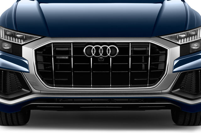 Audi Q8 (Baujahr 2019) S Line 5 Türen Kühlergrill und Scheinwerfer