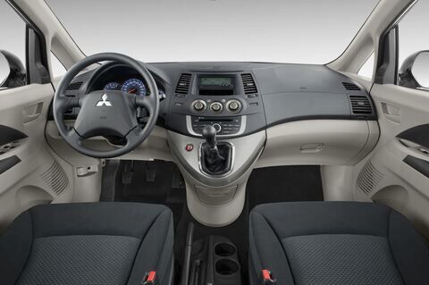 Mitsubishi Grandis (Baujahr 2010) INVITE 5 Türen Cockpit und Innenraum